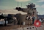 Standbild amerikanische Matrosen untersuchen japanische U-Boote Yokosuka Yokosuka Japan Hafen, 1945, aus Sekunde 30 historischem Filmmaterial Videoclip 65675052130