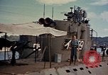 Standbild amerikanische Matrosen untersuchen japanische U-Boote Yokosuka Yokosuka Japan Hafen, 1945, aus Sekunde 31 historischem Filmmaterial Videoclip 65675052130