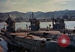 Standbild amerikanische Matrosen untersuchen japanische U-Boote Yokosuka Yokosuka Japan Hafen, 1945, aus Sekunde 33 historischem Filmmaterial Videoclip 65675052130
