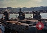 Standbild amerikanische Matrosen untersuchen japanische U-Boote Yokosuka Yokosuka Japan Hafen, 1945, aus Sekunde 34 historischem Filmmaterial Videoclip 65675052130