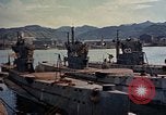 Standbild amerikanische Matrosen untersuchen japanische U-Boote Yokosuka Yokosuka Japan Hafen, 1945, aus Sekunde 36 historischem Filmmaterial Videoclip 65675052130
