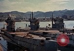 Standbild amerikanische Matrosen untersuchen japanische U-Boote Yokosuka Yokosuka Japan Hafen, 1945, aus Sekunde 38 historischem Filmmaterial Videoclip 65675052130