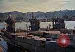 Standbild amerikanische Matrosen untersuchen japanische U-Boote Yokosuka Yokosuka Japan Hafen, 1945, aus Sekunde 40 historischem Filmmaterial Videoclip 65675052130