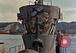 Standbild amerikanische Matrosen untersuchen japanische U-Boote Yokosuka Yokosuka Japan Hafen, 1945, aus Sekunde 41 historischem Filmmaterial Videoclip 65675052130