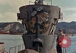 Standbild amerikanische Matrosen untersuchen japanische U-Boote Yokosuka Yokosuka Japan Hafen, 1945, aus Sekunde 42 historischem Filmmaterial Videoclip 65675052130