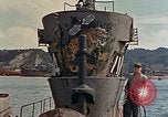 Standbild amerikanische Matrosen untersuchen japanische U-Boote Yokosuka Yokosuka Japan Hafen, 1945, aus Sekunde 43 historischem Filmmaterial Videoclip 65675052130