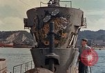 Standbild amerikanische Matrosen untersuchen japanische U-Boote Yokosuka Yokosuka Japan Hafen, 1945, aus Sekunde 44 historischem Filmmaterial Videoclip 65675052130