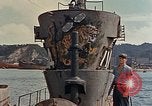 Standbild amerikanische Matrosen untersuchen japanische U-Boote Yokosuka Yokosuka Japan Hafen, 1945, aus Sekunde 46 historischem Filmmaterial Videoclip 65675052130