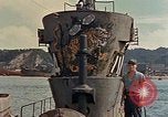 Standbild amerikanische Matrosen untersuchen japanische U-Boote Yokosuka Yokosuka Japan Hafen, 1945, aus Sekunde 47 historischem Filmmaterial Videoclip 65675052130