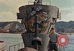 Standbild amerikanische Matrosen untersuchen japanische U-Boote Yokosuka Yokosuka Japan Hafen, 1945, aus Sekunde 48 historischem Filmmaterial Videoclip 65675052130
