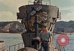 Standbild amerikanische Matrosen untersuchen japanische U-Boote Yokosuka Yokosuka Japan Hafen, 1945, aus Sekunde 49 historischem Filmmaterial Videoclip 65675052130