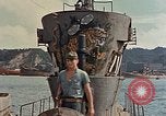 Standbild amerikanische Matrosen untersuchen japanische U-Boote Yokosuka Yokosuka Japan Hafen, 1945, aus Sekunde 50 historischem Filmmaterial Videoclip 65675052130