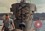 Standbild amerikanische Matrosen untersuchen japanische U-Boote Yokosuka Yokosuka Japan Hafen, 1945, aus Sekunde 51 historischem Filmmaterial Videoclip 65675052130
