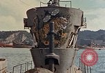 Standbild amerikanische Matrosen untersuchen japanische U-Boote Yokosuka Yokosuka Japan Hafen, 1945, aus Sekunde 52 historischem Filmmaterial Videoclip 65675052130