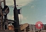 Standbild amerikanische Matrosen untersuchen japanische U-Boote Yokosuka Yokosuka Japan Hafen, 1945, aus Sekunde 62 historischem Filmmaterial Videoclip 65675052130