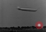 Immagine di LZ-127 Graf Zeppelin dirigibile Friedrichshafen Germania, 1928, secondo 3 filmato di repertorio 65675052180