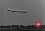 Immagine di LZ-127 Graf Zeppelin dirigibile Friedrichshafen Germania, 1928, secondo 16 filmato di repertorio 65675052180