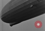 Immagine di LZ-127 Graf Zeppelin dirigibile Friedrichshafen Germania, 1928, secondo 50 filmato di repertorio 65675052180