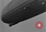 Immagine di LZ-127 Graf Zeppelin dirigibile Friedrichshafen Germania, 1928, secondo 55 filmato di repertorio 65675052180
