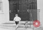 Immagine di I bambini della scuola entrano nelle scuole New York City USA, 1929, secondo 20 filmato di repertorio 65675052211