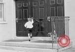 Immagine di I bambini della scuola entrano nelle scuole New York City USA, 1929, secondo 21 filmato di repertorio 65675052211