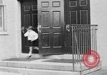 Immagine di I bambini della scuola entrano nelle scuole New York City USA, 1929, secondo 24 filmato di repertorio 65675052211