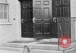 Immagine di I bambini della scuola entrano nelle scuole New York City USA, 1929, secondo 28 filmato di repertorio 65675052211