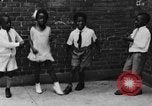 Immagine di I bambini della scuola entrano nelle scuole New York City USA, 1929, secondo 44 filmato di repertorio 65675052211