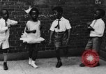 Immagine di I bambini della scuola entrano nelle scuole New York City USA, 1929, secondo 45 filmato di repertorio 65675052211