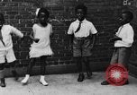 Immagine di I bambini della scuola entrano nelle scuole New York City USA, 1929, secondo 46 filmato di repertorio 65675052211