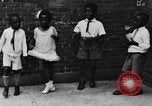 Immagine di I bambini della scuola entrano nelle scuole New York City USA, 1929, secondo 47 filmato di repertorio 65675052211