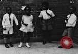 Immagine di I bambini della scuola entrano nelle scuole New York City USA, 1929, secondo 48 filmato di repertorio 65675052211