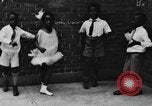 Immagine di I bambini della scuola entrano nelle scuole New York City USA, 1929, secondo 49 filmato di repertorio 65675052211