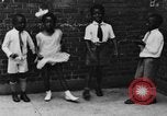 Immagine di I bambini della scuola entrano nelle scuole New York City USA, 1929, secondo 50 filmato di repertorio 65675052211