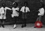 Immagine di I bambini della scuola entrano nelle scuole New York City USA, 1929, secondo 51 filmato di repertorio 65675052211