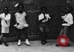 Immagine di I bambini della scuola entrano nelle scuole New York City USA, 1929, secondo 52 filmato di repertorio 65675052211
