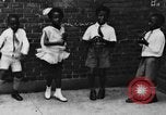 Immagine di I bambini della scuola entrano nelle scuole New York City USA, 1929, secondo 53 filmato di repertorio 65675052211