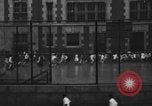 Immagine di I bambini della scuola entrano nelle scuole New York City USA, 1929, secondo 59 filmato di repertorio 65675052211