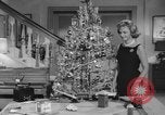 Immagine di Donna Reed e legami di risparmio United States USA, 1961, secondo 3 filmato di repertorio 65675052225