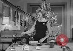 Immagine di Donna Reed e legami di risparmio United States USA, 1961, secondo 4 filmato di repertorio 65675052225