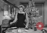 Immagine di Donna Reed e legami di risparmio United States USA, 1961, secondo 5 filmato di repertorio 65675052225
