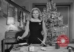 Immagine di Donna Reed e legami di risparmio United States USA, 1961, secondo 6 filmato di repertorio 65675052225