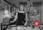 Immagine di Donna Reed e legami di risparmio United States USA, 1961, secondo 7 filmato di repertorio 65675052225