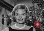Immagine di Donna Reed e legami di risparmio United States USA, 1961, secondo 8 filmato di repertorio 65675052225