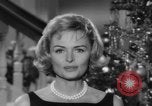 Immagine di Donna Reed e legami di risparmio United States USA, 1961, secondo 9 filmato di repertorio 65675052225