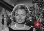 Immagine di Donna Reed e legami di risparmio United States USA, 1961, secondo 10 filmato di repertorio 65675052225