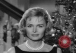 Immagine di Donna Reed e legami di risparmio United States USA, 1961, secondo 11 filmato di repertorio 65675052225