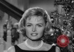 Immagine di Donna Reed e legami di risparmio United States USA, 1961, secondo 13 filmato di repertorio 65675052225