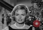 Immagine di Donna Reed e legami di risparmio United States USA, 1961, secondo 14 filmato di repertorio 65675052225