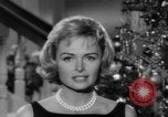Immagine di Donna Reed e legami di risparmio United States USA, 1961, secondo 15 filmato di repertorio 65675052225